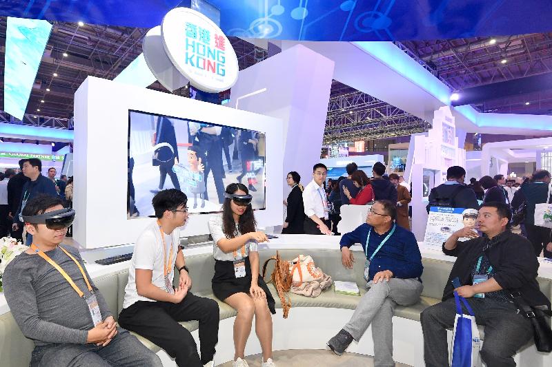The Hong Kong Special Administrative Region Government set up Hong Kong Exhibition Area at the China International Import Expo held in Shanghai from November 5 to 10. Photo shows visitors of the Hong Kong Exhibition Area learning about Hong Kong’s major infrastructure by interacting with a virtual shipmaster through mixed reality devices.