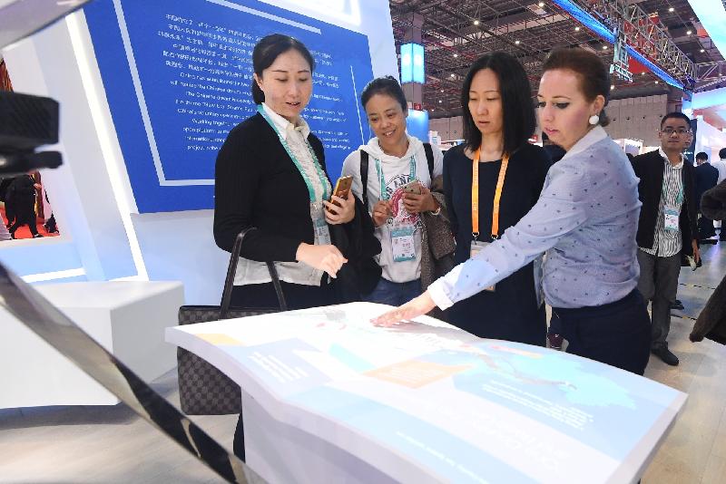 The Hong Kong Special Administrative Region Government set up Hong Kong Exhibition Area at the China International Import Expo held in Shanghai from November 5 to 10. Photo shows visitors of the Hong Kong Exhibition Area browsing through an interactive magic book.