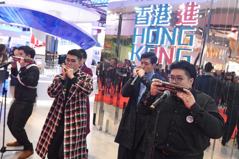 "Daily Highlights" performances, including a harmonica ensemble, an a cappella group, Chinese-Western music crossover, Cantonese opera excerpts and fashion shows, were performed by various youth art groups, artists and organisations at the Hong Kong Exhibition Area in the China International Import Expo. Photo shows a harmonica ensemble performing at the Hong Kong Exhibition Area.