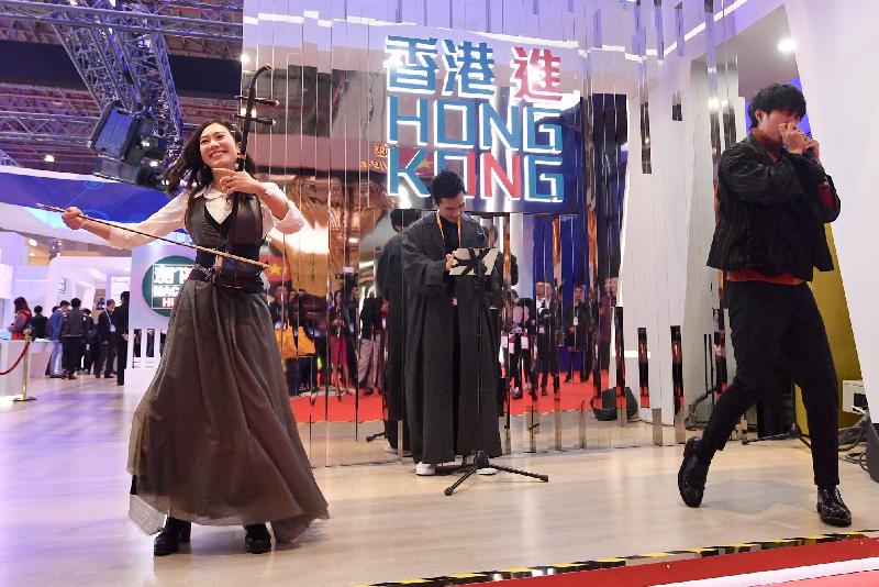 "Daily Highlights" performances, including a harmonica ensemble, an a cappella group, Chinese-Western music crossover, Cantonese opera excerpts and fashion shows, were performed by various youth art groups, artists and organisations at the Hong Kong Exhibition Area in the China International Import Expo. Photo shows the Chinese-Western music crossover performance at the Hong Kong Exhibition Area.
