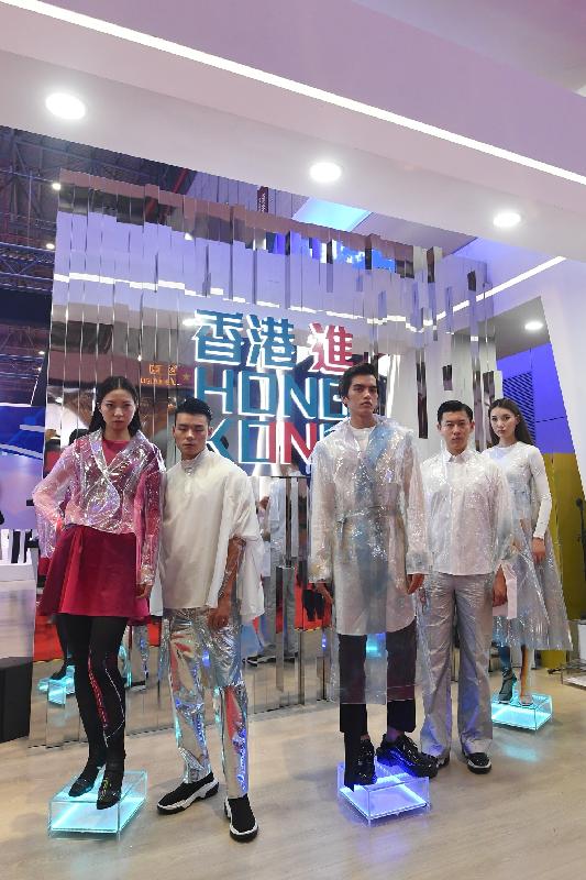 在中國國際進口博覽會設立的香港地區展示區上演的「每日亮點」節目，由多個香港青年藝團、藝術家和團體以不同形式演出，包括口琴小組合奏、無伴奏合唱、中西樂跨界演奏、折子戲及時裝表演。圖示在香港地區展示區的時裝表演，展示香港時裝設計師的創意設計。