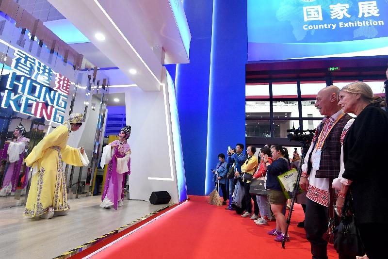 在中國國際進口博覽會設立的香港地區展示區上演的「每日亮點」節目，由多個香港青年藝團、藝術家和團體以不同形式演出，包括口琴小組合奏、無伴奏合唱、中西樂跨界演奏、折子戲及時裝表演。圖示在香港地區展示區的折子戲表演。