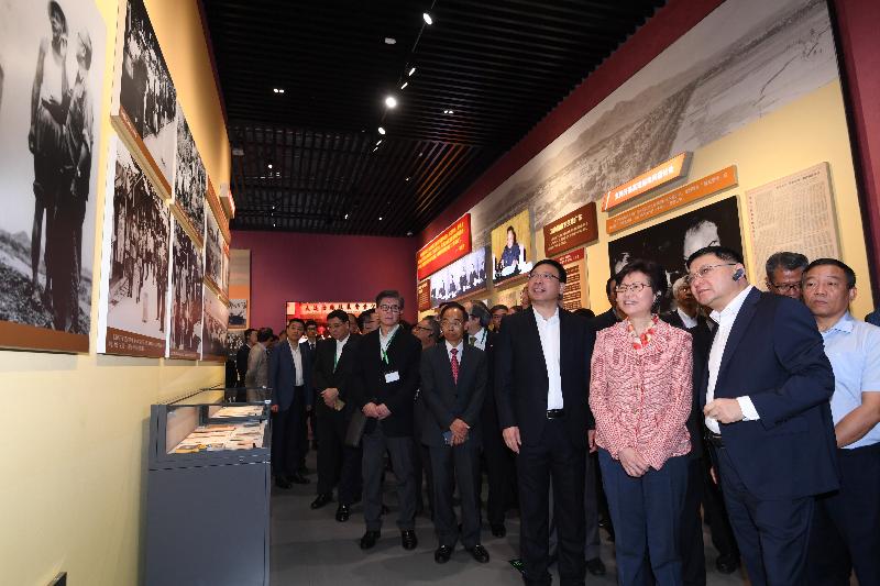 The Chief Executive, Mrs Carrie Lam, today (November 10), leading a delegation to Shenzhen in celebration of the 40th anniversary of the country's reform and opening up, toured the "Great Tides Surge Along the Pearl River - 40 Years of Reform and Opening-up in Guangdong" exhibition held at the Shenzhen Reform and Opening-up Exhibition Hall. Photo shows Mrs Lam (front row, second right); the Secretary of the CPC Shenzhen Municipal Committee, Mr Wang Weizhong (front row, first right); the Mayor of the Shenzhen Municipal Government, Mr Chen Rugui (front row, third right); and other delegation members.
