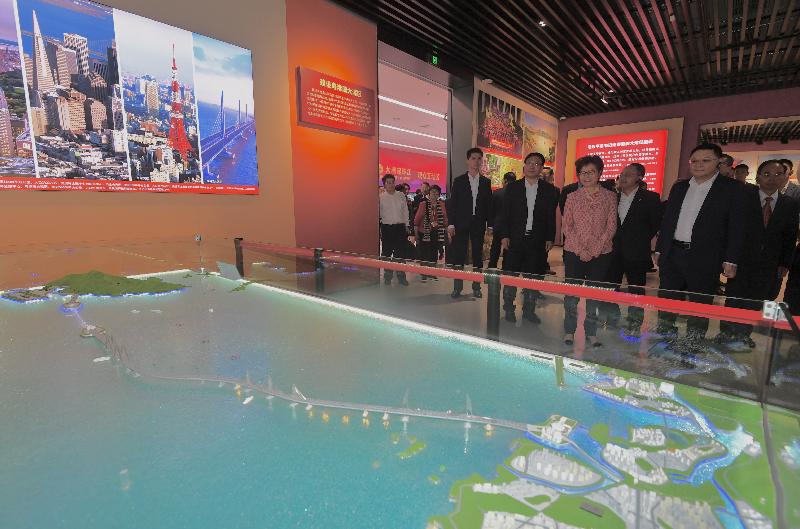 The Chief Executive, Mrs Carrie Lam, today (November 10), leading a delegation to Shenzhen in celebration of the 40th anniversary of the country's reform and opening up, toured the "Great Tides Surge Along the Pearl River - 40 Years of Reform and Opening-up in Guangdong" exhibition held at the Shenzhen Reform and Opening-up Exhibition Hall. Photo shows Mrs Lam (fourth right); the Secretary of the CPC Shenzhen Municipal Committee, Mr Wang Weizhong (second right); the Director of the Liaison Office of the Central People's Government in the Hong Kong Special Administrative Region, Mr Wang Zhimin (third right); the Mayor of the Shenzhen Municipal Government, Mr Chen Rugui (fifth right); and other delegation members.