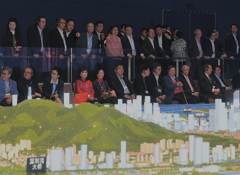 The Chief Executive, Mrs Carrie Lam, today (November 10), leading a delegation to Shenzhen in celebration of the 40th anniversary of the country's reform and opening up, visited the Qianhai Exhibition Hall. Photo shows Mrs Lam (back row, seventh left); the Secretary of the CPC Shenzhen Municipal Committee, Mr Wang Weizhong (back row, eighth left); the Director of the Liaison Office of the Central People's Government in the Hong Kong Special Administrative Region, Mr Wang Zhimin (back row, ninth left); the Mayor of the Shenzhen Municipal Government, Mr Chen Rugui (back row, sixth left) and other delegation members.
