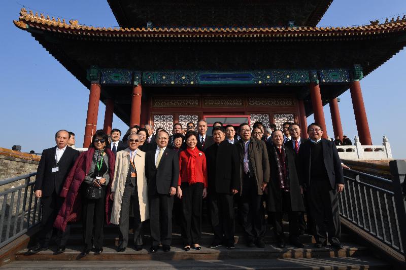 The Chief Executive, Mrs Carrie Lam, today (November 11), leading a delegation to Beijing in celebration of the 40th anniversary of the country's reform and opening up, visited the Palace Museum. Photo shows Mrs Lam (front row, centre); the Director of the Palace Museum, Dr Shan Jixiang (front row, fourth right); the Director of the Liaison Office of the Central People's Government in the Hong Kong Special Administrative Region, Mr Wang Zhimin (front row, fourth left); and other delegation members at the Tower of the Gate of Divine Prowess.
