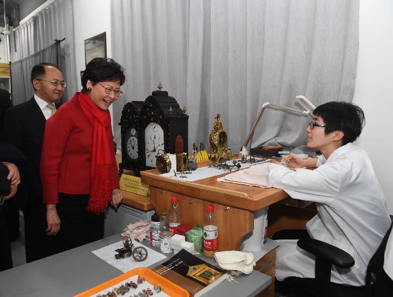 The Chief Executive, Mrs Carrie Lam, today (November 11), leading a delegation to Beijing in celebration of the 40th anniversary of the country's reform and opening up, visited the Palace Museum. Photo shows Mrs Lam (centre) chatting with the staff of the Hospital for Conservation. Looking on is the Director of the Liaison Office of the Central People's Government in the Hong Kong Special Administrative Region, Mr Wang Zhimin (first left).

