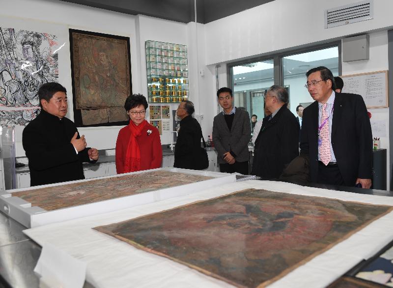 The Chief Executive, Mrs Carrie Lam, today (November 11), leading a delegation to Beijing in celebration of the 40th anniversary of the country's reform and opening up, visited the Palace Museum. Photo shows Mrs Lam (second left) and other delegation members receiving a briefing by the Director of the Palace Museum, Dr Shan Jixiang (first left), on the work of the Hospital for Conservation.