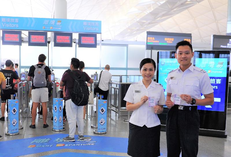 The Immigration Department today (November 12) appealed to travellers to vote in the annual courtesy campaign. Photo shows Immigration Control Officers encouraging travellers to cast their highly valued votes.