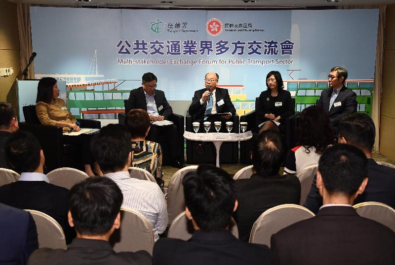 The Secretary for Transport and Housing, Mr Frank Chan Fan (centre), together with the guest speakers, namely the Deputy Director (Administration and Resources) and Head of the Centre for Logistics and Transport of the School of Professional and Continuing Education at the University of Hong Kong (HKU), Dr Dorothy Chan (second right); the Associate Dean (Development and External Relations) of the Faculty of Engineering and Chair Professor of the Department of Civil Engineering of HKU, Professor Wong Sze-chun (second left); and the Chief Executive Officer of the Hong Kong Cyberport Management Company Limited, Mr Peter Yan (first right), exchanges views with representatives of stakeholders of public transport sectors at the Multi-stakeholder Exchange Forum for Public Transport Sector today (November 12).