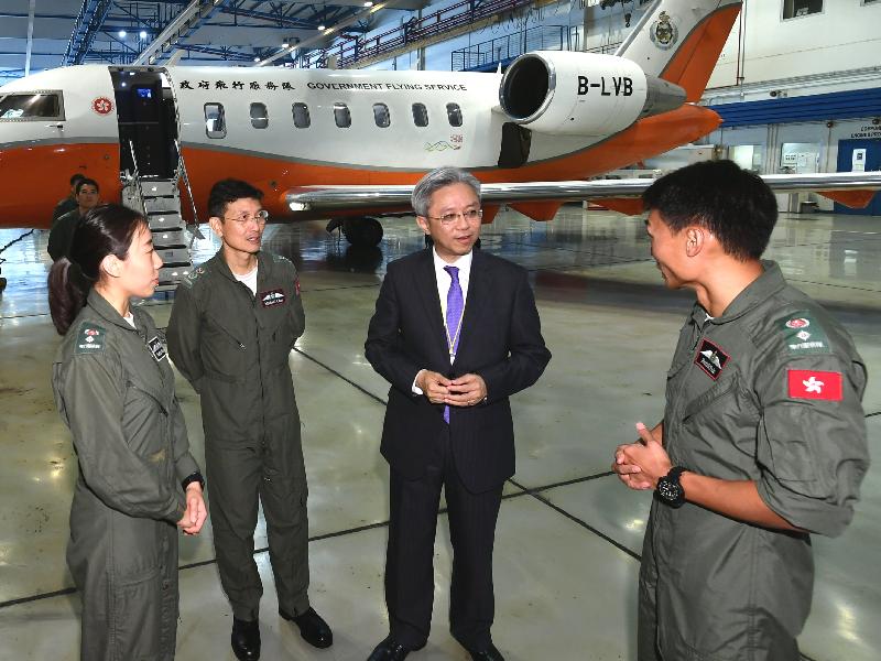 公務員事務局局長羅智光今日（十一月十二日）到訪政府飛行服務隊。圖示羅智光（右二）聽取同事介紹在空中搜救及飛行支援的工作和面對的挑戰。旁為政府飛行服務隊總監陳志培機長（左二）。