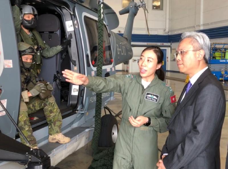 公務員事務局局長羅智光今日（十一月十二日）到訪政府飛行服務隊。圖示羅智光（右）參觀政府飛行服務隊新購置的H-175獵豹直升機。