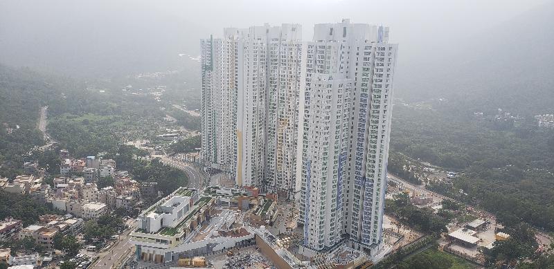 The newly completed Mun Tung Estate in Tung Chung started tenant intake today (November 12). The estate will provide 3 866 flats for about 11 800 tenants.