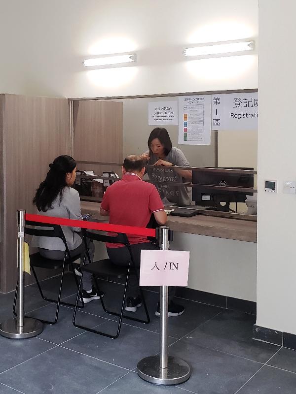 The newly completed Mun Tung Estate in Tung Chung started tenant intake today (November 12). Photo shows residents completing the intake formalities.