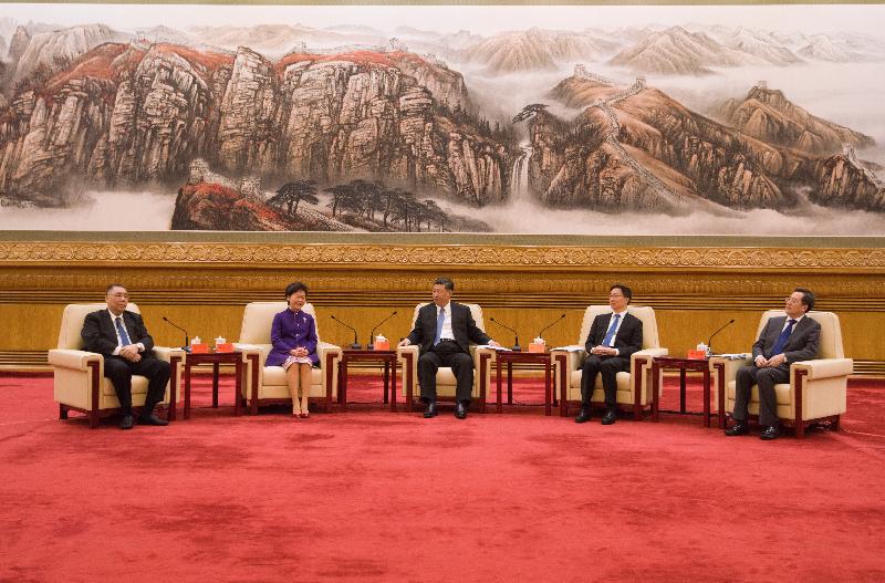 President Xi Jinping (centre) met with the delegation led by the Chief Executive, Mrs Carrie Lam, in celebration of the 40th anniversary of the reform and opening up of the country in Beijing today (November 12). Photo shows Mrs Lam (second left) speaking at the meeting. Also pictured are the Vice-Premier of the State Council, Mr Han Zheng (second right); the Director of the General Office of the CPC Central Committee, Mr Ding Xuexiang (first right); and the Chief Executive of the Macao Special Administrative Region, Mr Chui Sai-on (first left).