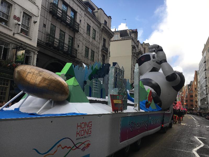 The Hong Kong Economic and Trade Office, London (London ETO), took part in the City of London Lord Mayor's Show on November 10 (London time) with a float celebrating Hong Kong's progress in innovation and technology and featuring two five-metre-tall robots.
