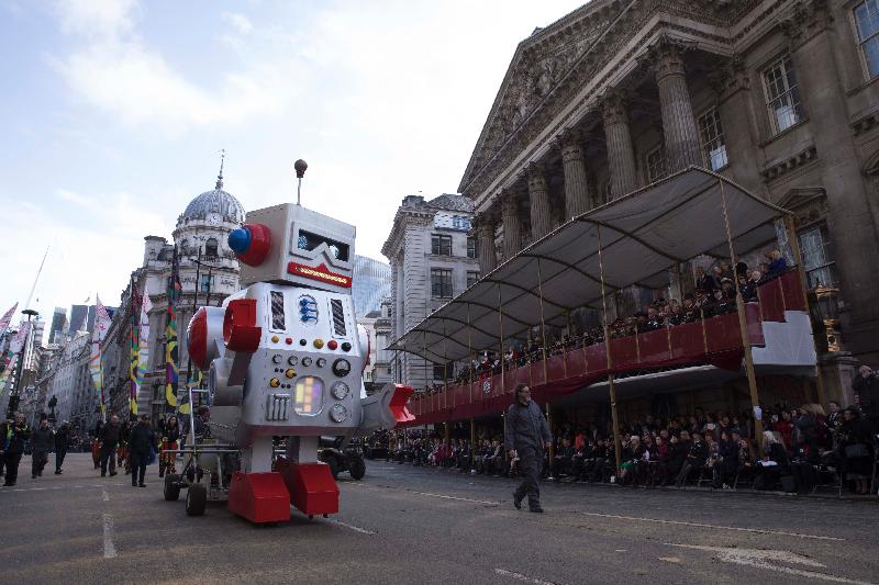 The Hong Kong Economic and Trade Office, London (London ETO), took part in the City of London Lord Mayor's Show on November 10 (London time) with a float celebrating Hong Kong's progress in innovation and technology and featuring two five-metre-tall robots. Picture shows the London ETO's float passing in front of the Lord Mayor's residence, Mansion House.