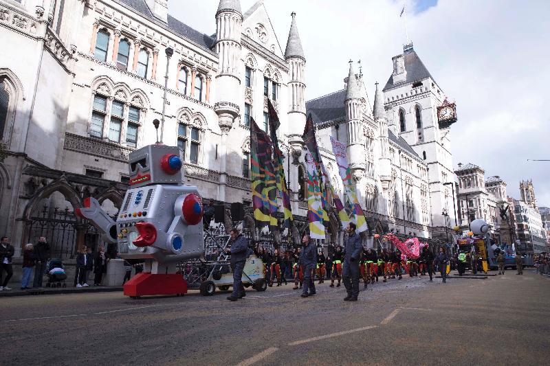 The Hong Kong Economic and Trade Office, London (London ETO), took part in the City of London Lord Mayor's Show on November 10 (London time) with a float celebrating Hong Kong's progress in innovation and technology and featuring two five-metre-tall high robots. Picture shows the float passing the Royal Courts of Justice, where the Lord Mayor has to swear allegiance to the reigning monarch.
