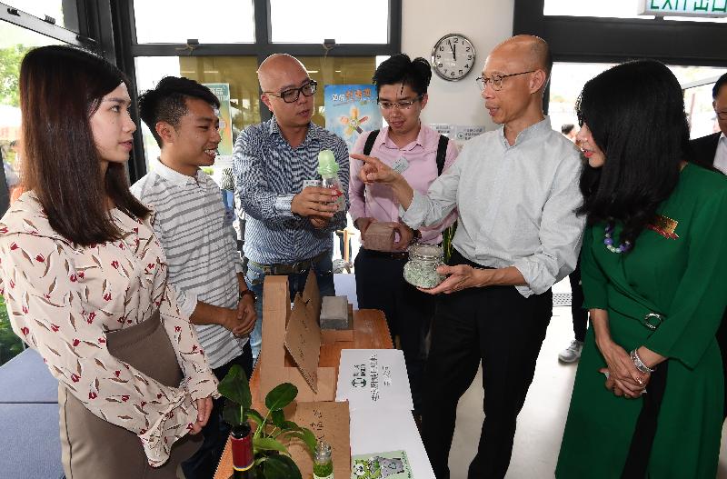 The Secretary for the Environment, Mr Wong Kam-sing (second right), visits the recycling facility at the Tuen Mun Community Green Station and learns about the operation of recycling services in the district.
