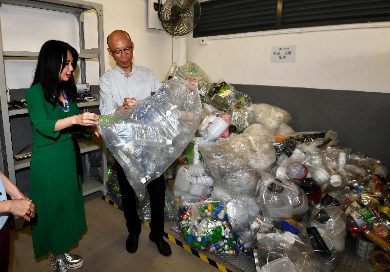 The Secretary for the Environment, Mr Wong Kam-sing (right), visits the recycling facility at the Tuen Mun Community Green Station and learns about the operation of recycling services in the district.
