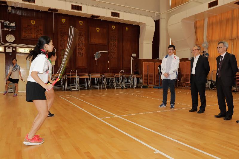 The Secretary for Home Affairs, Mr Lau Kong-wah; the Secretary for Labour and Welfare, Dr Law Chi-kwong; and the Secretary for Food and Health, Professor Sophia Chan, visited Kwai Tsing District today (November 13). Photo shows Mr Lau (second right) watching students demonstrate rope skipping during his visit to Queen's College Old Boys' Association Secondary School. 