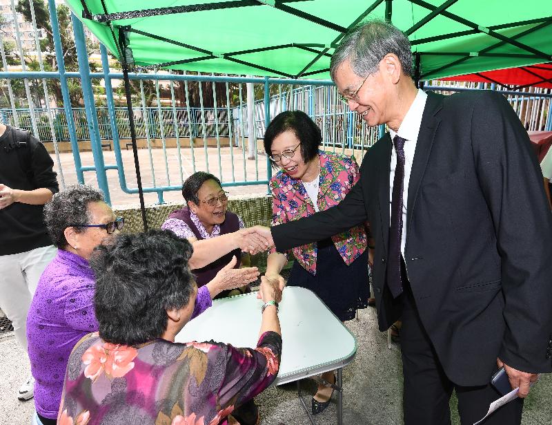 The Secretary for Home Affairs, Mr Lau Kong-wah; the Secretary for Labour and Welfare, Dr Law Chi-kwong; and the Secretary for Food and Health, Professor Sophia Chan, visited Kwai Tsing District today (November 13). Photo shows Dr Law (first right) and Professor Chan (second right) visiting a pop-up health checkup station of the "Project e+: Dementia Community Support Service" and chatting with residents.