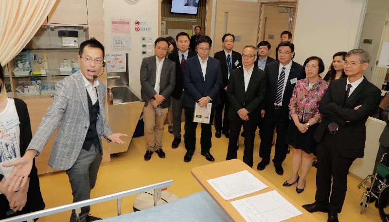 The Secretary for Home Affairs, Mr Lau Kong-wah; the Secretary for Labour and Welfare, Dr Law Chi-kwong; and the Secretary for Food and Health, Professor Sophia Chan, visited Kwai Tsing District today (November 13). Photo shows Mr Lau (fourth right), Dr Law (first right) and Professor Chan (second right) touring a mock-up ward room at the Open University of Hong Kong Li Ka Shing Institute of Professional and Continuing Education to learn about its health care training programmes.