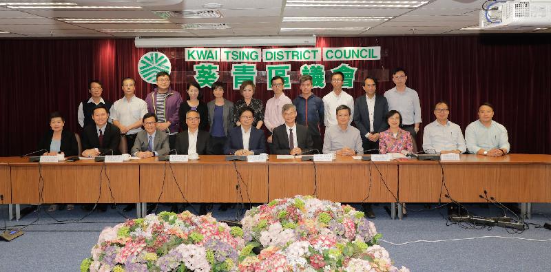 The Secretary for Home Affairs, Mr Lau Kong-wah; the Secretary for Labour and Welfare, Dr Law Chi-kwong; and the Secretary for Food and Health, Professor Sophia Chan, visited Kwai Tsing District today (November 13). Pictured are Mr Lau (front row, fourth left); Dr Law (front row, fifth right); Professor Chan (front row, third right); the Chairman of the Kwai Tsing District Council (K&TDC), Mr Law King-shing (front row, fifth left); District Officer (Kwai Tsing), Mr Kenneth Cheng (front row, third left), and other members of K&TDC.