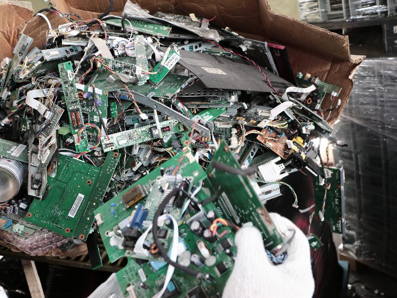 环境保护署今年五月于粉岭马料水新村一个回收场搜出约重300公斤废印刷电路板及450多个废平板显示屏，估计总出口市值约十万元。