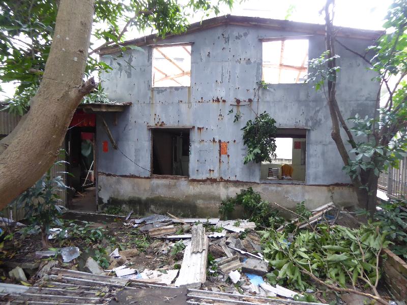 環境保護署今年五月於粉嶺孔嶺村寮屋內發現違規清拆石棉瓦頂，現場布滿石棉碎屑。