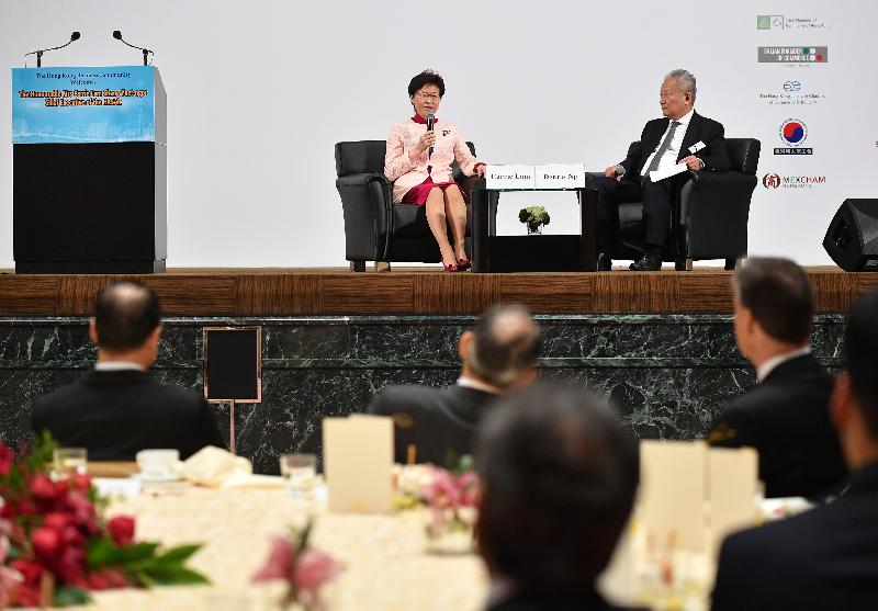 The Chief Executive, Mrs Carrie Lam, attended the Joint Business Community Luncheon at the Hong Kong Convention and Exhibition Centre today (November 14). Photo shows Mrs Lam (left) exchanging views with representatives of the business sector during the question-and-answer session.  
