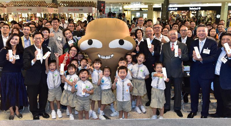 The Secretary for the Environment, Mr Wong Kam-sing, (front row, fourth right) and other guests are pictured at the launch ceremony of the "Plastic-Free Takeaway, Use Reusable Tableware" public education and publicity campaign today (November 15).