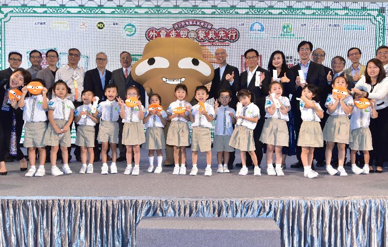 The Secretary for the Environment, Mr Wong Kam-sing (centre right), and other guests are pictured at the launch ceremony of the "Plastic-Free Takeaway, Use Reusable Tableware" public education and publicity campaign today (November 15).