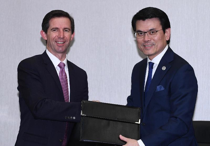 On the sidelines of the 30th Asia-Pacific Economic Cooperation Ministerial Meeting in Port Moresby, Papua New Guinea, today (November 15), the Secretary for Commerce and Economic Development, Mr Edward Yau, met with the Minister for Trade, Tourism and Investment of Australia, Mr Simon Birmingham, to discuss the Free Trade Agreement and the Investment Agreement between Hong Kong and Australia. They signed a Declaration of Intent on the successful conclusion of negotiations after the meeting. Photo shows Mr Yau (right) exchanging the Declaration of Intent with Mr Birmingham.