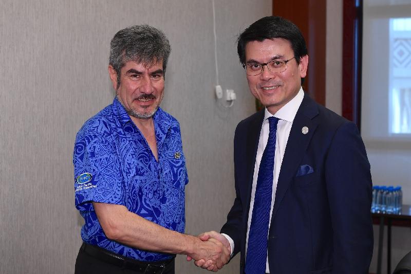 The Secretary for Commerce and Economic Development, Mr Edward Yau (right), meets with the Minister of Foreign Trade and Tourism of Peru, Mr Rogers Valencia, on the sidelines of the 30th Asia-Pacific Economic Cooperation Ministerial Meeting in Port Moresby, Papua New Guinea, today (November 15).