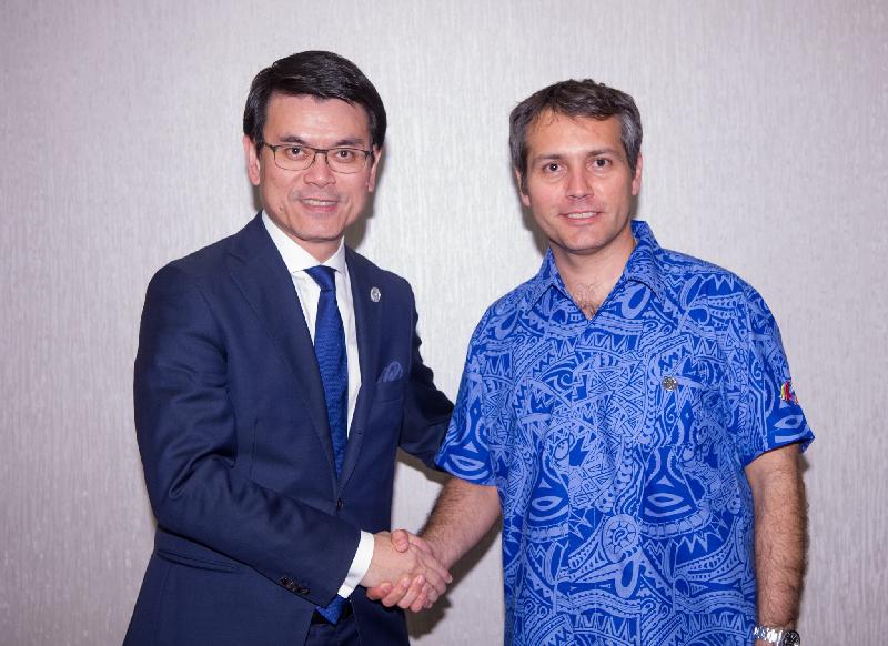 The Secretary for Commerce and Economic Development, Mr Edward Yau (left), meets with the Vice Minister of Trade and Director General of International Economic Affairs of Chile, Mr Rodrigo Yanez Benitez, on the sidelines of the 30th Asia-Pacific Economic Cooperation Ministerial Meeting in Port Moresby, Papua New Guinea, today (November 15).
