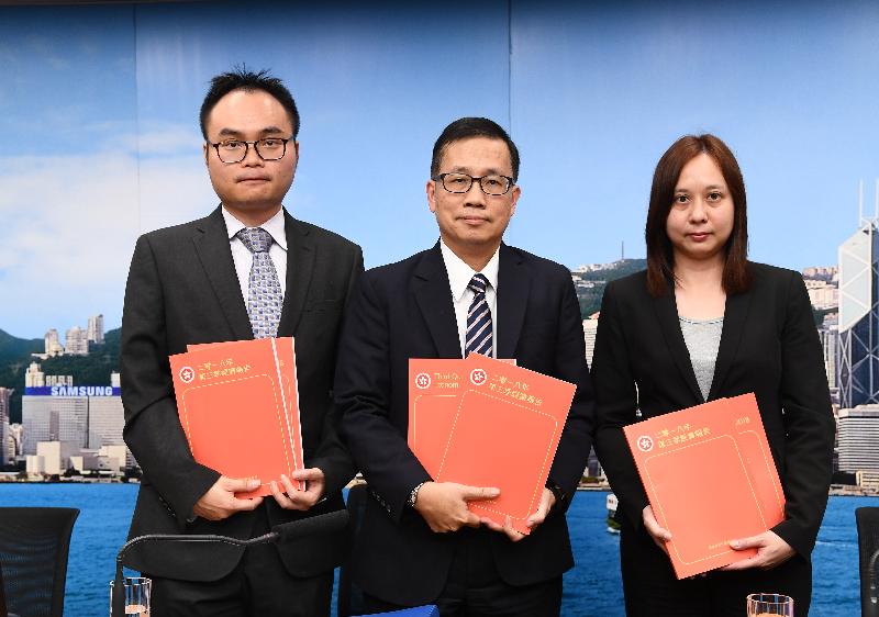 The Government Economist, Mr Andrew Au (centre), presents the Third Quarter Economic Report 2018 at a press conference today (November 16). Joining him are Principal Economist Mr Eric Lee (left) and the Acting Assistant Commissioner for Census and Statistics, Ms Gloria Ma (right).