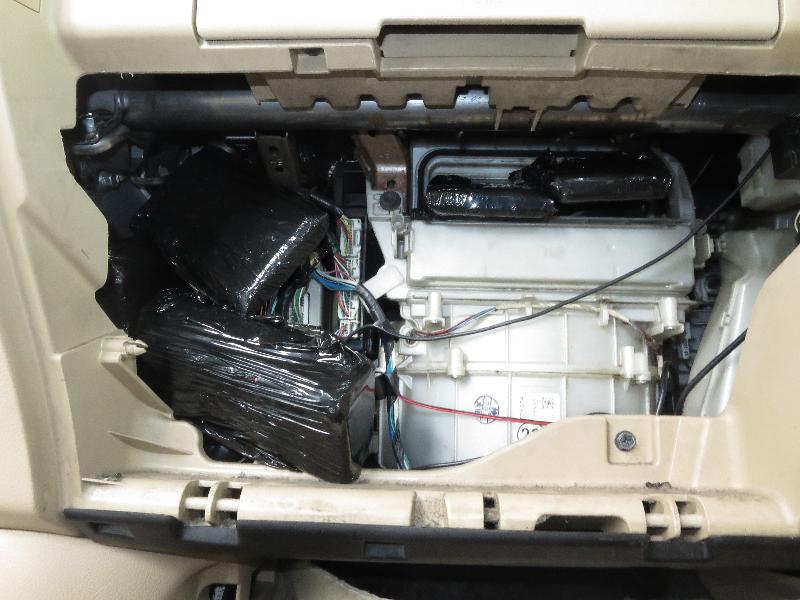 Hong Kong Customs today (November 16) seized 92 suspected smuggled smartphones with an estimated market value of about $650,000 onboard an outgoing private vehicle at Shenzhen Bay Control Point. Photo shows one of the suspected false compartments.