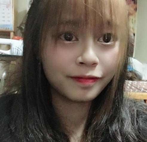 Cheung Hoi-laam, aged 16, is about 1.5 metres tall, 45 kilograms in weight and of thin build. She has a pointed face with yellow complexion and long straight black and brown hair. She was last seen wearing a black short-sleeved T-shirt, black shorts and black sports shoes.