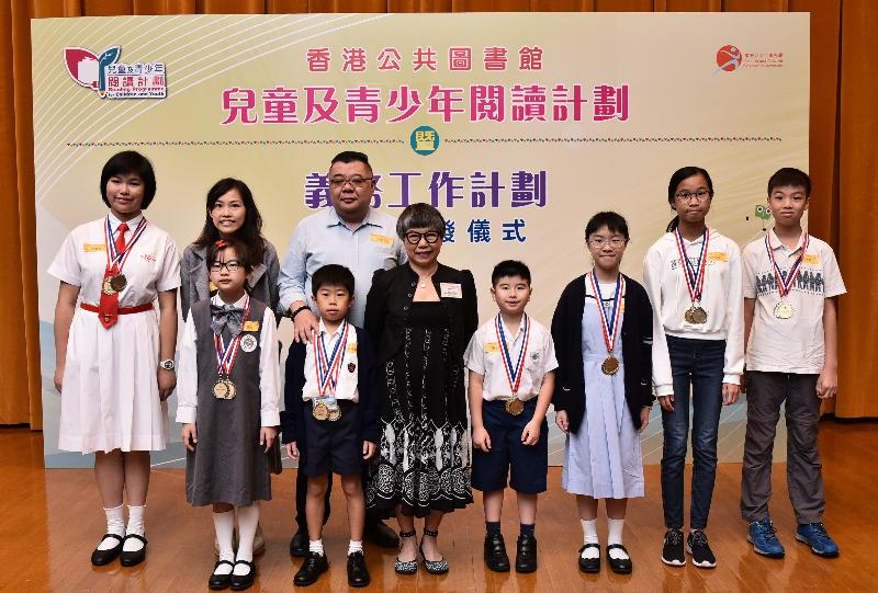 The certificate presentation ceremony for the Reading Programme for Children and Youth and the Voluntary Helpers Scheme, organised by the Hong Kong Public Libraries of the Leisure and Cultural Services Department, was held today (November 17) at Hong Kong Central Library. Photo shows the President of the Hong Kong Reading Association, Dr Lornita Wong (left third, first row), with the winners of the Reading Programme for Children and Youth - Reading Supernova.