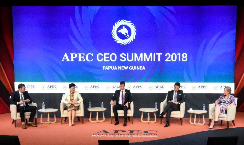 行政长官林郑月娥（左二）今日（十一月十七日）上午在巴布亚新畿内亚莫尔兹比港出席亚太区经济合作组织工商领导人峰会。
