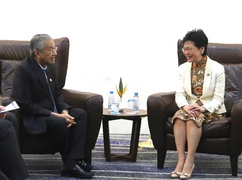 行政长官林郑月娥（右）今日（十一月十七日）下午在巴布亚新畿内亚莫尔兹比港与马来西亚总理马哈蒂尔会面。