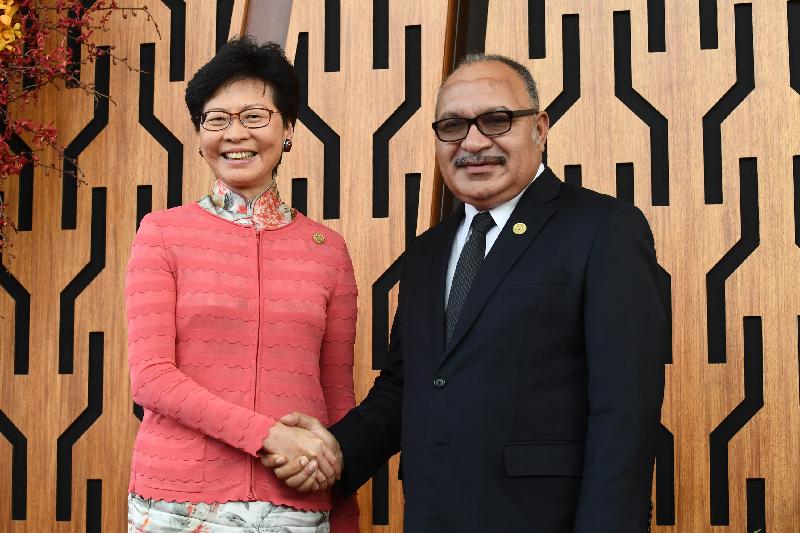 The Chief Executive, Mrs Carrie Lam, attended the Asia-Pacific Economic Cooperation Economic Leaders' Meeting in Port Moresby, Papua New Guinea this afternoon (November 17). Photo shows Mrs Lam (left) with the Prime Minister of Papua New Guinea, Mr Peter O'Neill. 