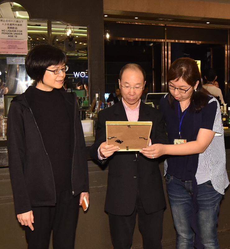 Members of the Liquor Licensing Board, led by the Board Chairman, Dr Wong Kong-tin, visited a number of premises with liquor licences in Central District and Mong Kok District in the small hours today (November 18) to learn more about the operation of the premises and enforcement action by the Police. Photo shows Dr Wong Kong-tin (centre); the Board Vice-chairman, Ms Fan Chui-wah (right); and the Director of Food and Environmental Hygiene, Miss Vivian Lau (left), viewing the liquor licence of a premises in Central District.