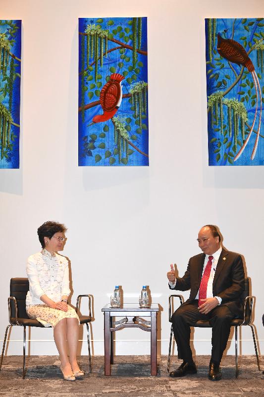 行政長官林鄭月娥（左）今日（十一月十八日）在巴布亞新畿內亞莫爾兹比港與越南總理阮春福（右）會面。