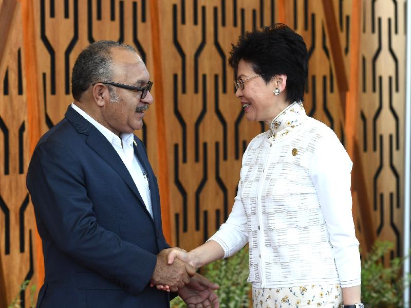 The Chief Executive, Mrs Carrie Lam, attended the Asia-Pacific Economic Cooperation 2018 Economic Leaders' Meeting in Port Moresby, Papua New Guinea, this morning (November 18). Photo shows Mrs Lam (right) shaking hands with the Prime Minister of Papua New Guinea, Mr Peter O'Neill.