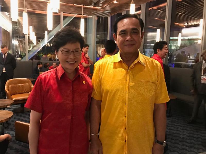 The Chief Executive, Mrs Carrie Lam, attended the Asia-Pacific Economic Cooperation Economic Leaders' Meeting gala dinner and cultural performance in Port Moresby, Papua New Guinea, yesterday evening (November 17). Photo shows Mrs Lam (left) and the Prime Minister of Thailand, Mr Prayut Chan-o-cha (right) at the dinner.