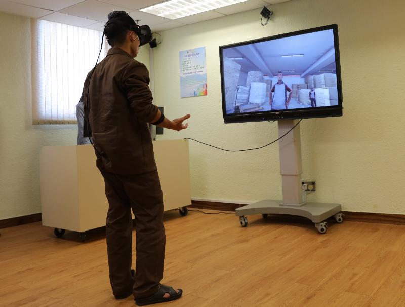 位於懲教署赤柱監獄內的首個男性在囚人士正向生活中心「好望閣」今日（十一月十九日）正式啟用。懲教署首次將虛擬實境訓練技術應用於在囚人士的心理治療。