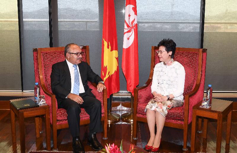行政長官林鄭月娥（右）今日（十一月十九日）在巴布亞新畿內亞莫爾兹比港與巴布亞新畿內亞總理奧尼爾會面。
