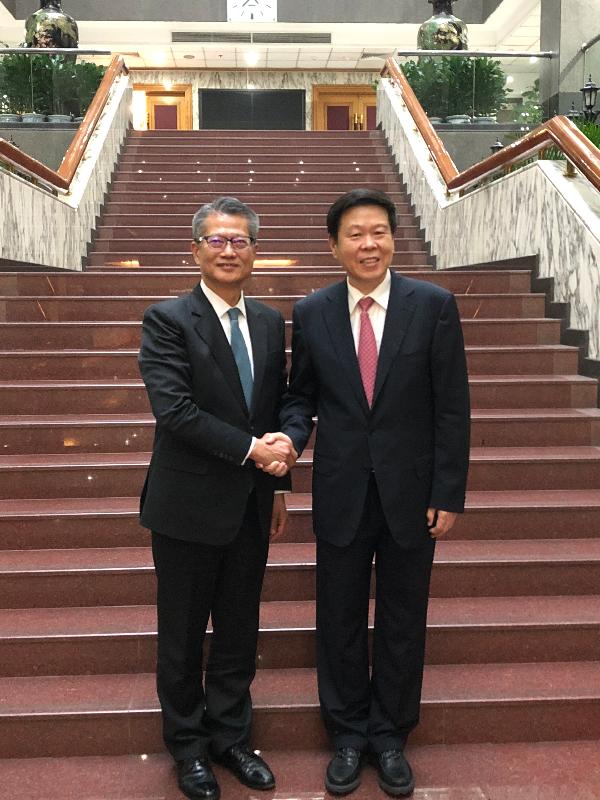 The Financial Secretary, Mr Paul Chan, today (November 19) visited Beijing. Photo shows Mr Chan (left) meeting with the Commissioner of the State Administration of Taxation, Mr Wang Jun (right).